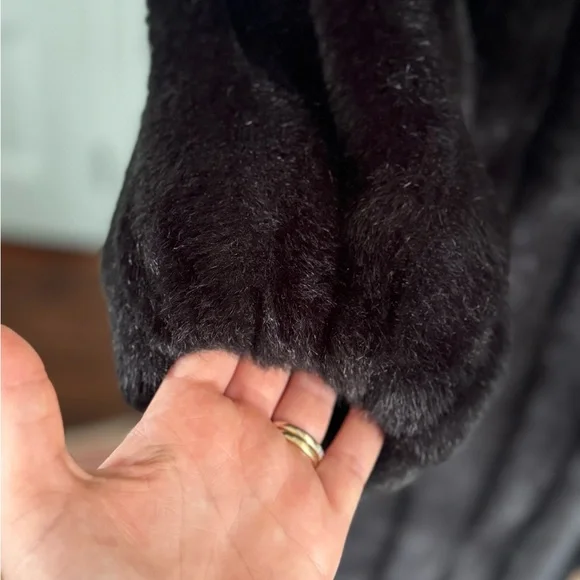 Elegant Black Fur Coat - Picture 5 of 7